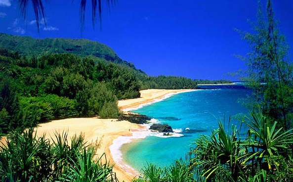 Lumahai Beach – A Beautiful Beach with Treacherous Waters in Kauai, Hawaii